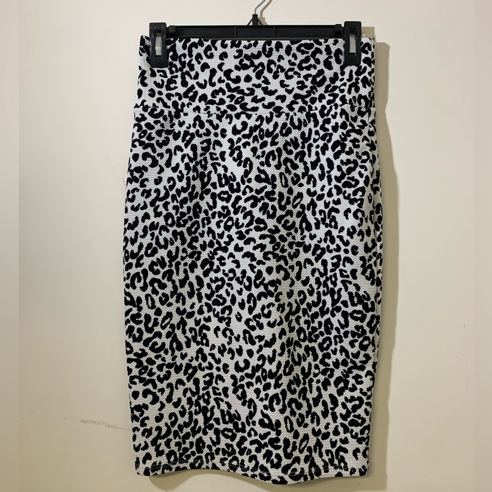 Lularoe Black‎ & White Leopard Print Cassie XS